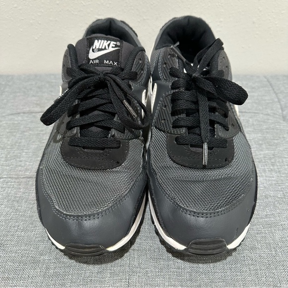 Nike Women’s Air Max Oketo Sneaker - Picture 11 of 12